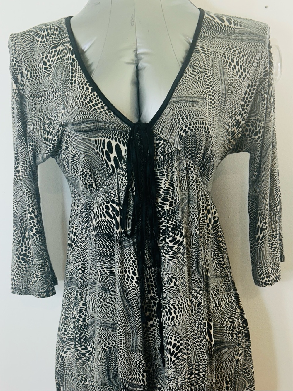 Express Black and White Abstract V-Neck Tunic with Tie